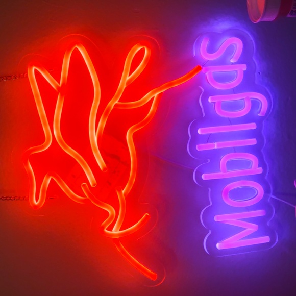 Mobil Gas Lucite Sign - Picture 4 of 7